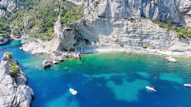 Vue a&eacute;rienne par drone des calanques pr&egrave;s de Marseille et de la M&eacute;diterran&eacute;e