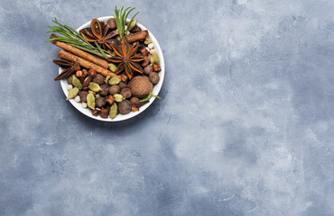 Spices for mulled wine: allspice, cardamom, anise, cloves, nutmeg and cinnamon.