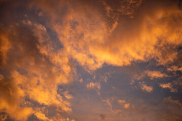 Obraz premium cielo, atardecer, nube, anaranjada, sol, naturaleza, abstracta, amanecer, rojo, anochecer, tempestad, clima, fuego, dramático, hermoso, luz solar, color, celaje, alumbrado, azul, amarilla, fondo