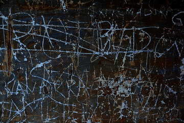 Superficie desgastada con marcas blancas caóticas.Primer plano de superficie oscura con rayones...