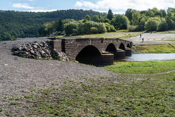 Alte Aseler Br&uuml;cke am Edersee bei Niedrigwasser