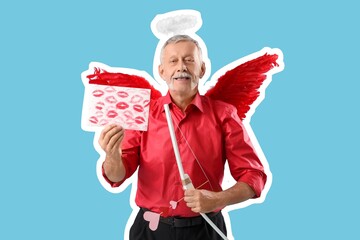 Obraz premium Senior man dressed as Cupid holding paper with lipstick kiss marks on blue background. Valentine's Day celebration