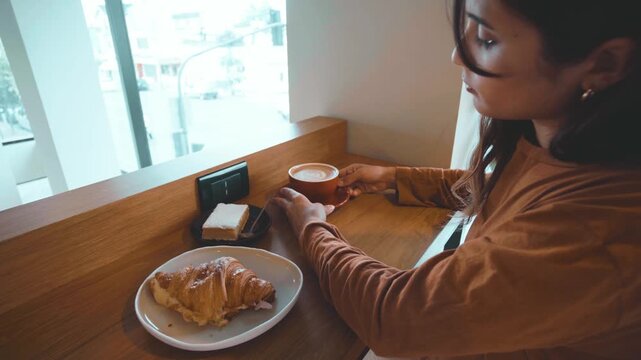 Handheld video capturing an authentic everyday moment with natural movement and realistic framing. The scene reflects a casual lifestyle atmosphere, suitable for concepts such as daily life, modern li