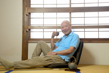 和室でくつろぐ老人