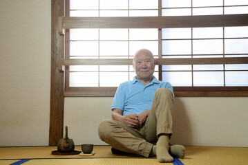 和室でくつろぐ老人
