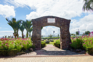 Herries stone arch and gardens  on The Strand looking through and toward waterfront.