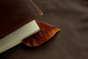 本革のブックカバーと枯葉の栞
