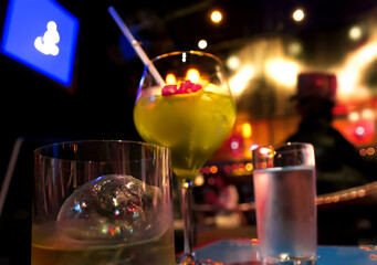 ウイスキーロックとカクテル（生成AI）
