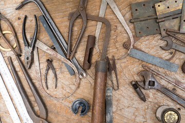 並べられた日本のレトロな工具
