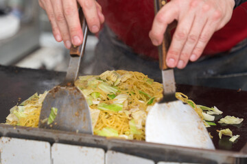 出店で焼きそばを大量に焼く様子
