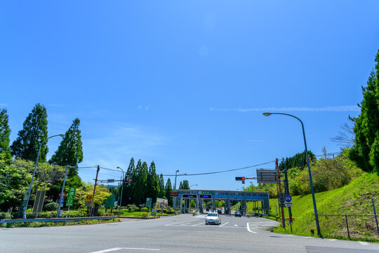 入口風景「湯布院IC（インターチェンジ）」「あの輝くような春のひととき。」道の駅ゆふいん(大分県由布市湯布院町)
Entrance view: "Yufuin IC (Interchange)" "That brilliant spring moment." Roadside Station Yufuin (Yufuin Town, Yufu City, Oita Prefecture)
