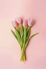 春の花のある暮らしを感じるピンクチューリップ花束の縦型背景 やさしい淡色トーン. 生成AI