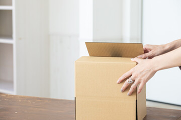 段ボール箱を組み立てる手元