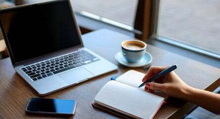 ノートに書き込むデスクワークの手元　仕事と学習のイメージ