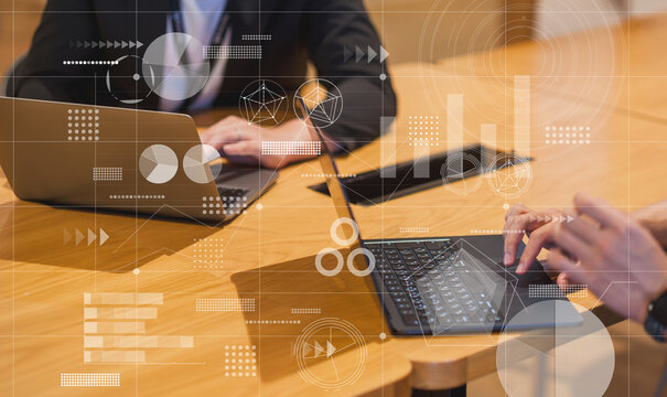 オフィスでパソコン作業を行うビジネスパーソンの風景　効率的なタスク管理やオンライン会議を行うワークス