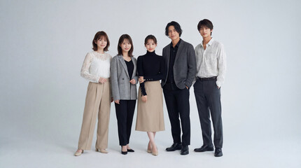 並んで立つビジネスパーソン（チーム）