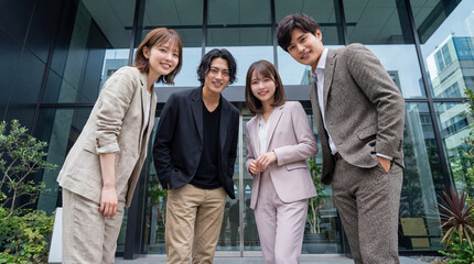 並んで立つビジネスパーソン（チーム）