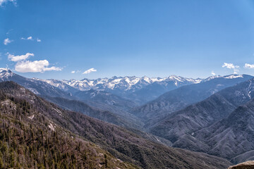 Obraz premium The mountains are covered in snow and the sky is clear. The view is breathtaking and serene