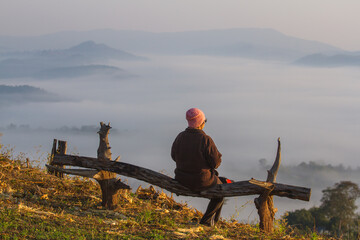 People with a view of the sea of ​​mist on the mountains in the morning.