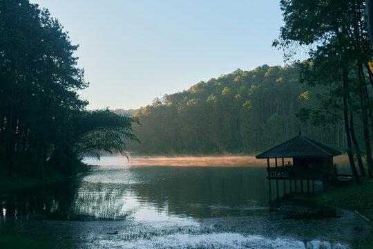 Pang Ung, a major tourist destination in northern Thailand, boasts a cold climate and stunning natural beauty. It is located in Mae Hong Son Province, Thailand.