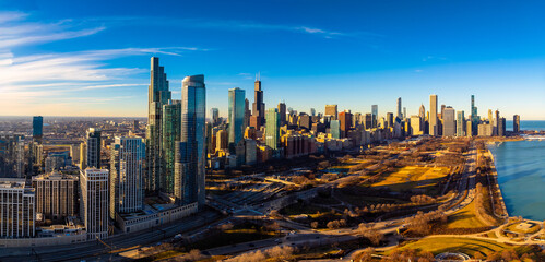 Obraz premium Aerial View of Downtown Chicago Skyline Along Lake Michigan on a Clear Day