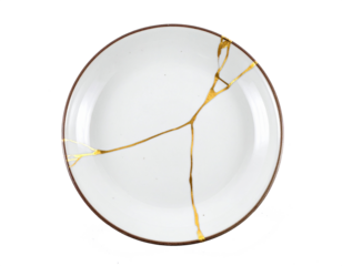 モダンな金継ぎの美学、白い背景に孤立した修復された皿とミニマリズムな伝統工芸のデザイン