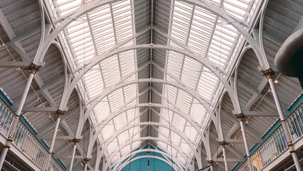 Obraz premium Symmetrical view of a grand Victorian glass and iron roof structure