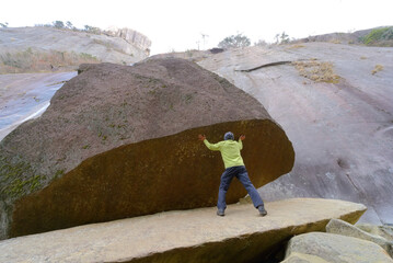 宮崎県延岡市、パックン岩と登山者、後方の鉾岳雌岳