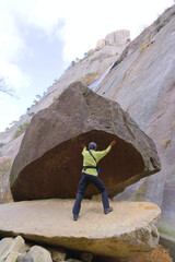 宮崎県延岡市、パックン岩と登山者、後方の鉾岳雌岳