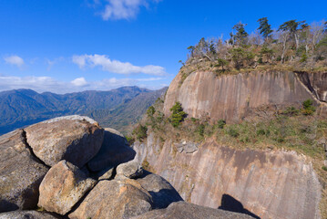 宮崎県延岡市の鉾岳、雌岳から望む雄岳