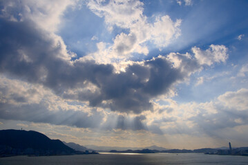 福岡県北九州市、めかりPAから望む光芒と関門海峡