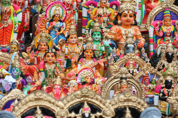 Obraz premium Hindu God and Goddess idols displayed for sale in a shop for the golu festival
