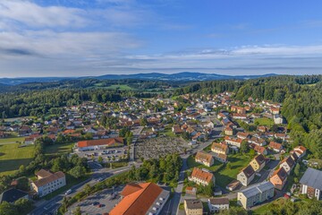 Obraz premium Die Gemeinde Spiegelau am Nationalpark Bayerischer Wald aus der Vogelperspektive