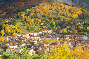 La ville de Lamastre (Ardèche) en automne © Hervé Rouveure