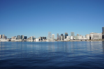 Obraz premium 海越しに見た港区のビル群、中央に東京タワー