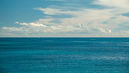 Obraz premium Tranquil Ocean Horizon under Blue Sky