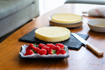 出来合いのスポンジを使った手作りショートケーキの材料