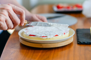 ナッペ中のホールケーキ クリームを塗る