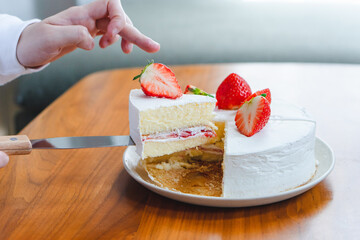 手作りいちごショートケーキの断面｜ナイフで切り分ける食卓のひととき