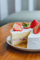 手作りいちごショートケーキの断面｜ナイフで切り分ける食卓のひととき	