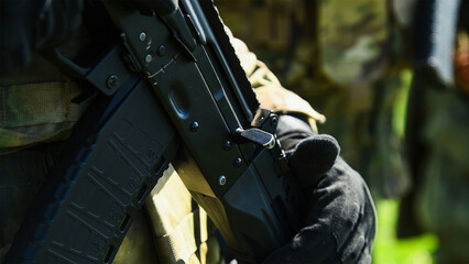 Obraz premium Modern soldier in camouflage uniform. The military concept