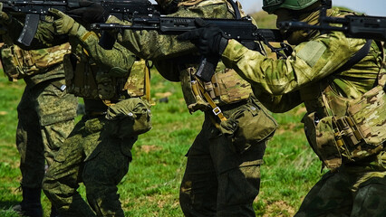 Obraz premium Modern Russian soldiers during training at the training ground