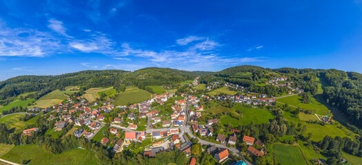 Fototapeta premium Ausblick von oben auf den Ort Osternohe bei Schnaittach in der Metropolregion Nürnberg