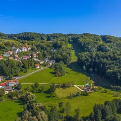 Fototapeta premium Ausblick von oben auf den Ort Osternohe bei Schnaittach in der Metropolregion Nürnberg