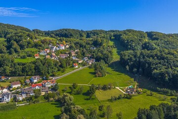 Fototapeta premium Ausblick von oben auf den Ort Osternohe bei Schnaittach in der Metropolregion Nürnberg