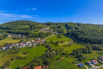 Fototapeta premium Ausblick von oben auf den Ort Osternohe bei Schnaittach in der Metropolregion Nürnberg