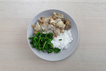 A meal of chicken and broccolini with white rice.