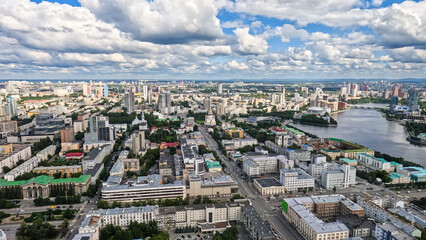 Obraz premium A panorama of a large developing city with diverse architecture.