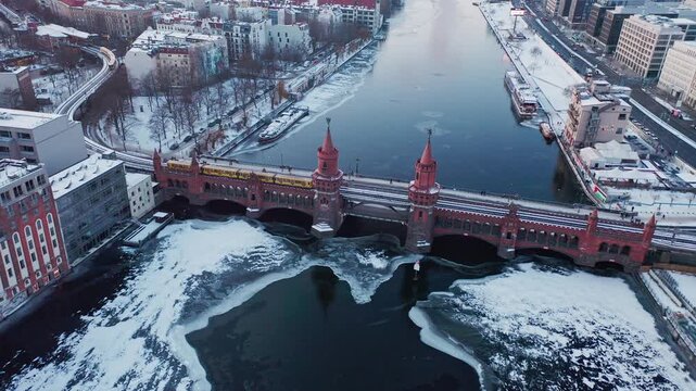 Oberbaumbr&uuml;cke in Berlin, Deutschland im Winterzeit