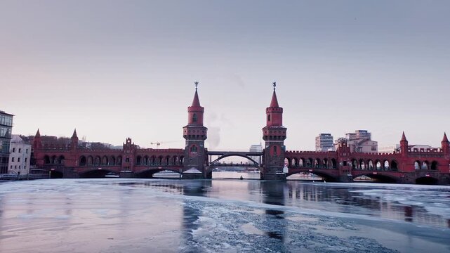 Oberbaumbr&uuml;cke in Berlin, Deutschland im Winterzeit